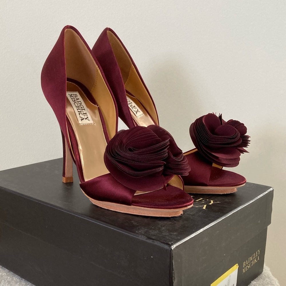 EUC Badgley Mischka Randall burgundy satin heels, sz 6